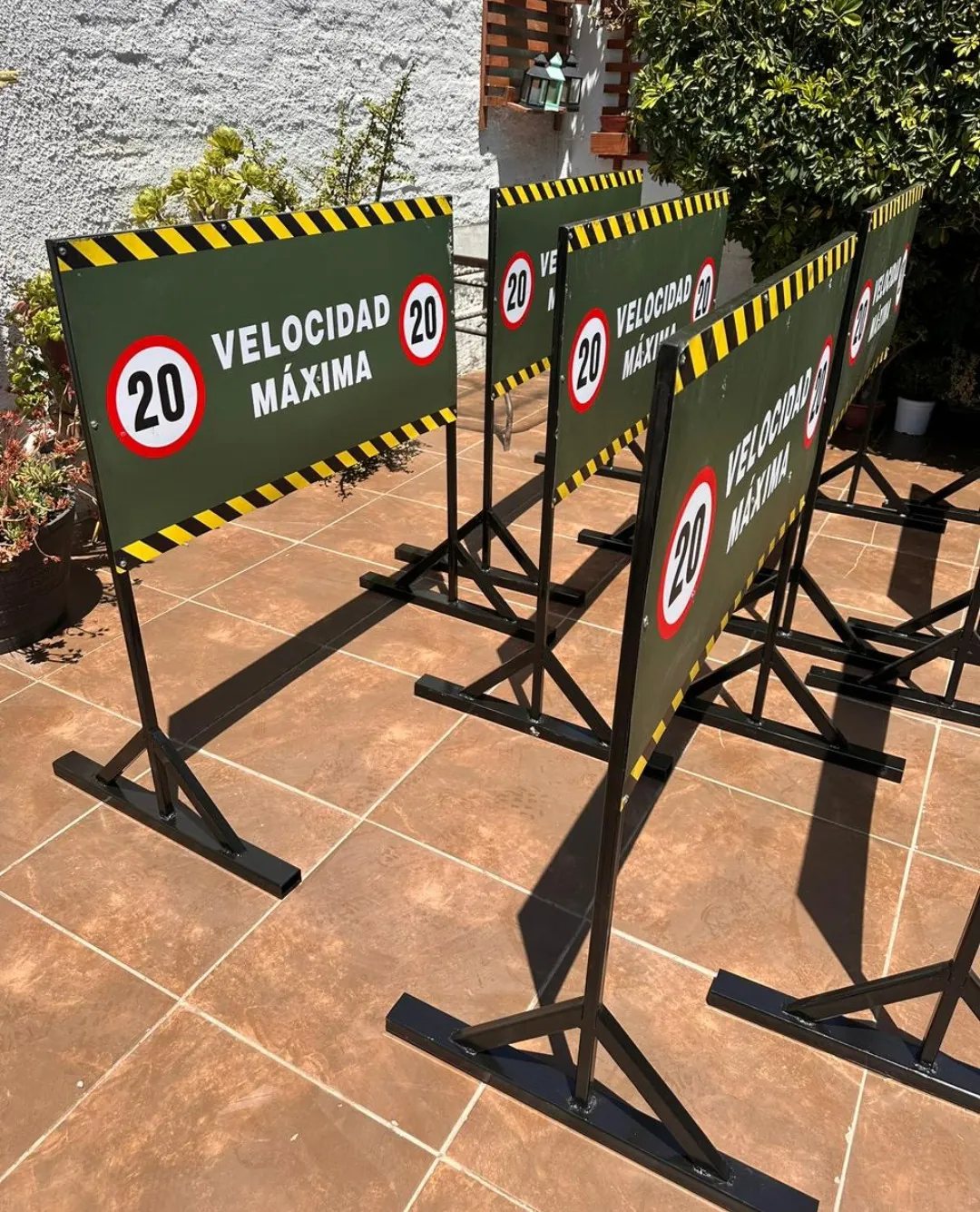 Barrera metálica con letrero «Velocidad máxima 15», conduzca lento, en un camino de tierra