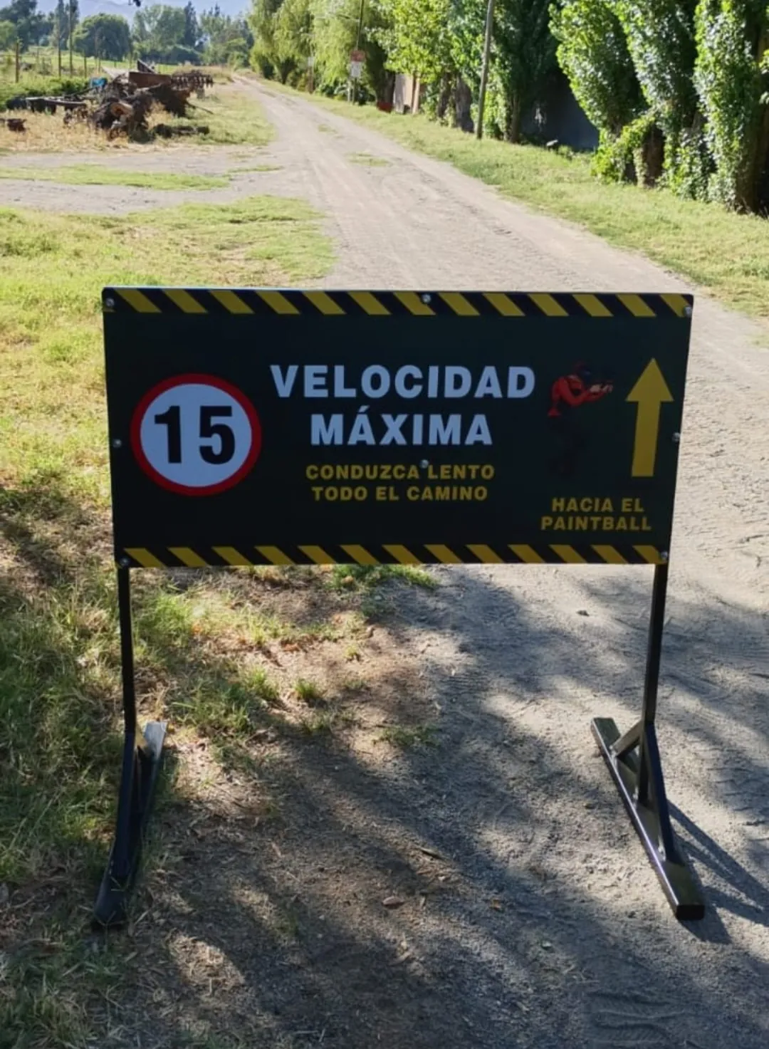 Varias barreras metálicas con letreros «Velocidad máxima 20»