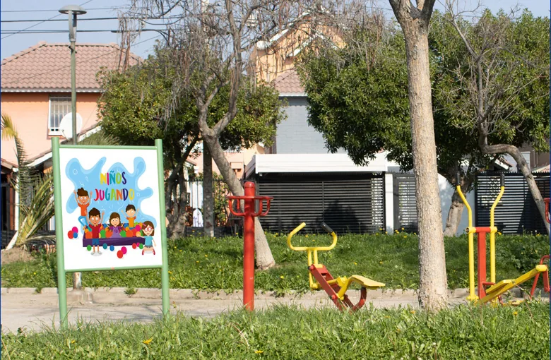 Letrero Niños jugando en una plaza